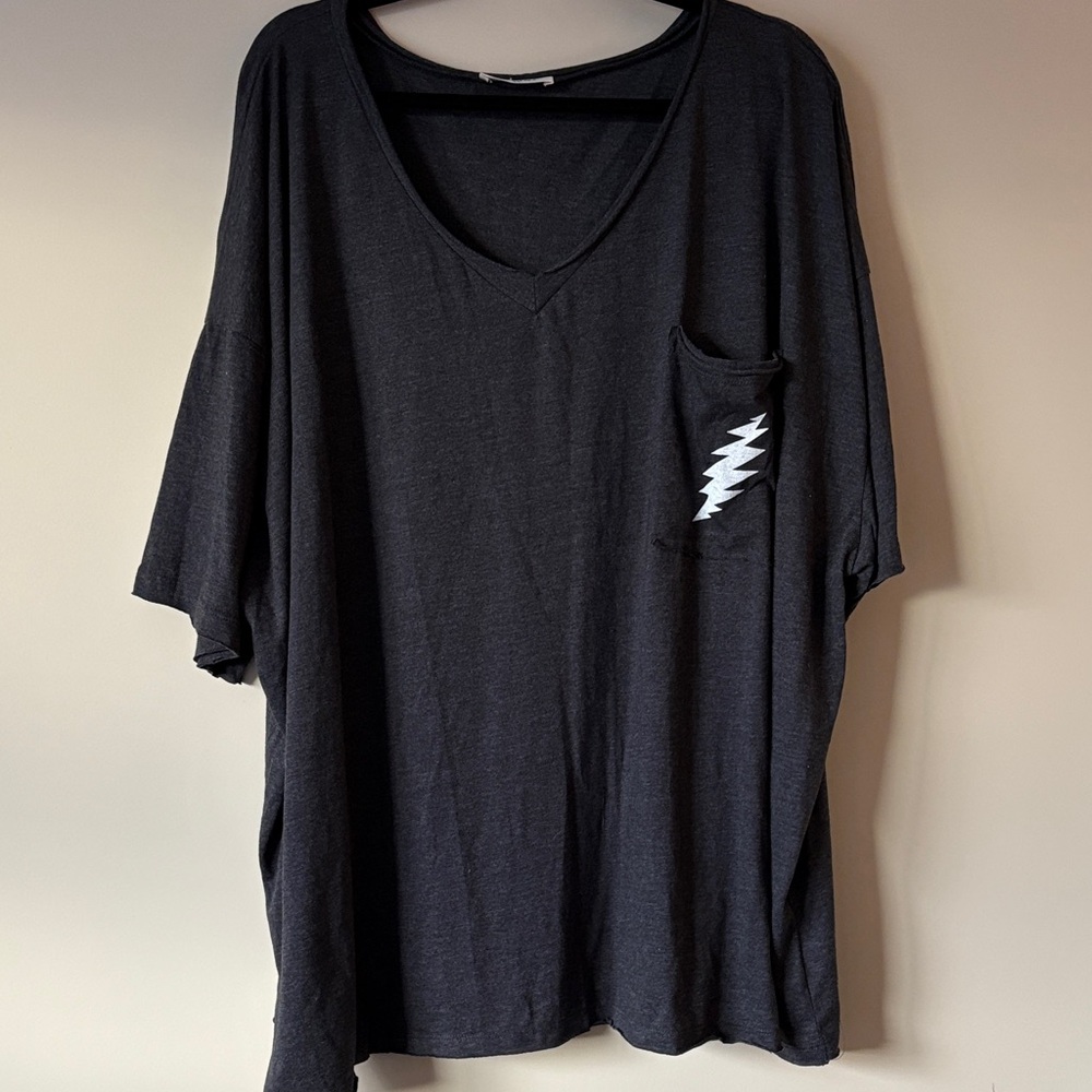Charcoal Gray top with 13 point Grateful Dead bolt on pocket ⚡️